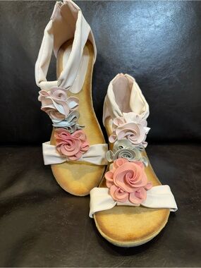 Floral Applique Women’s Stacked Wedge Sandals in Blush Cream